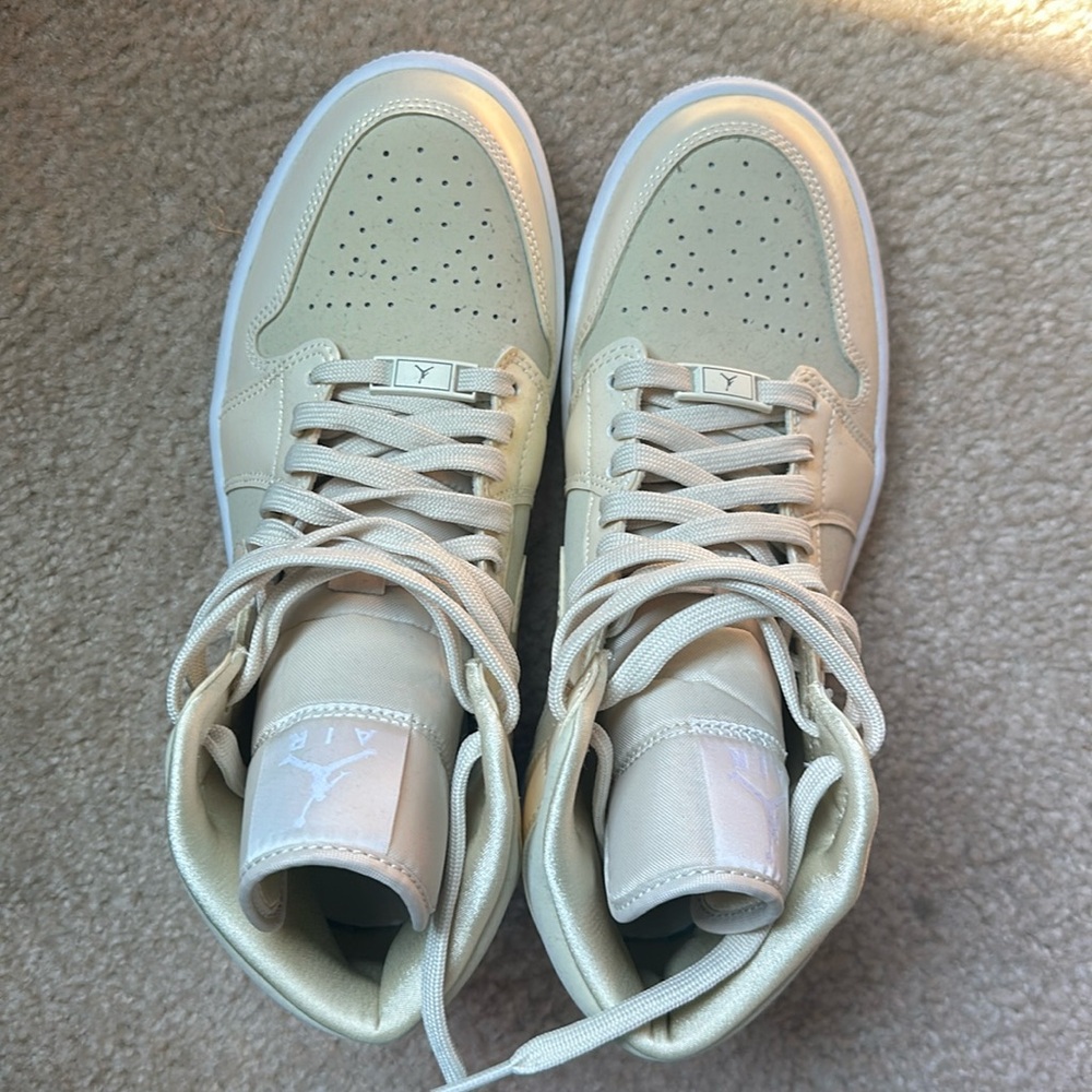 Women’s Jordan high tops 1